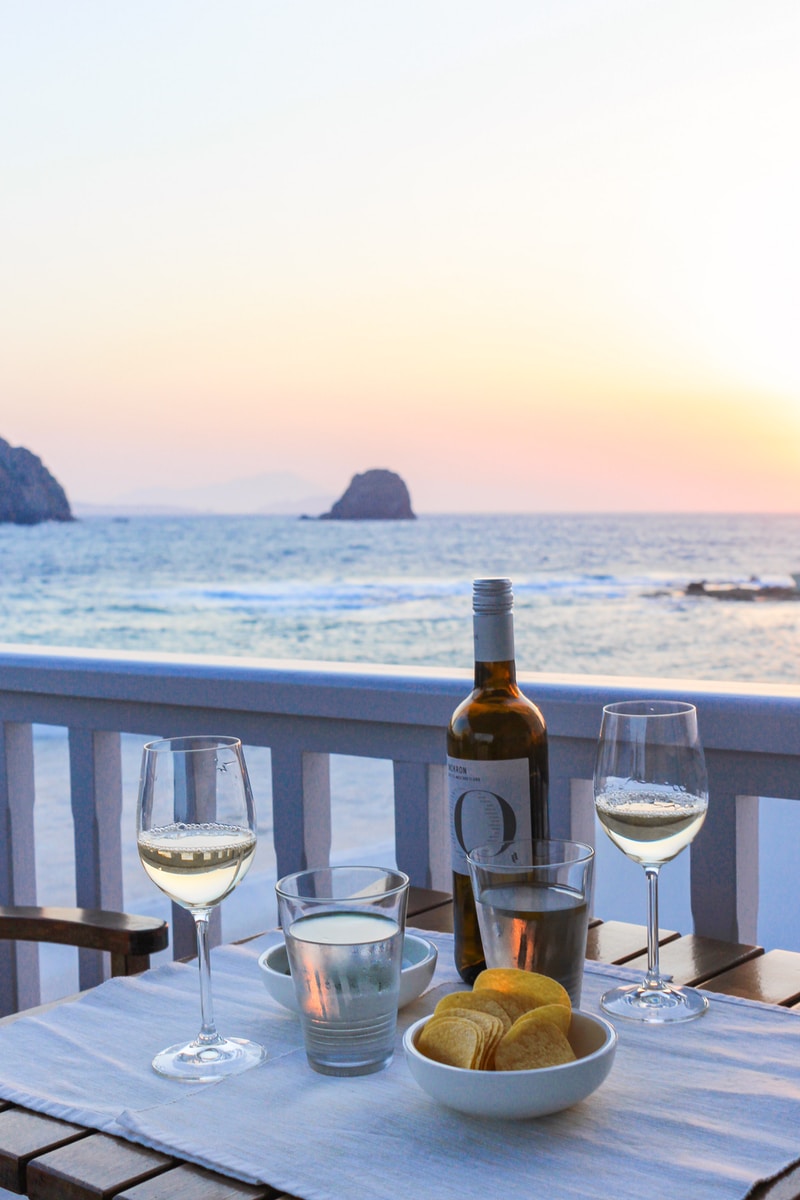 bottiglia di vino e due bicchieri da vino sul tavolo