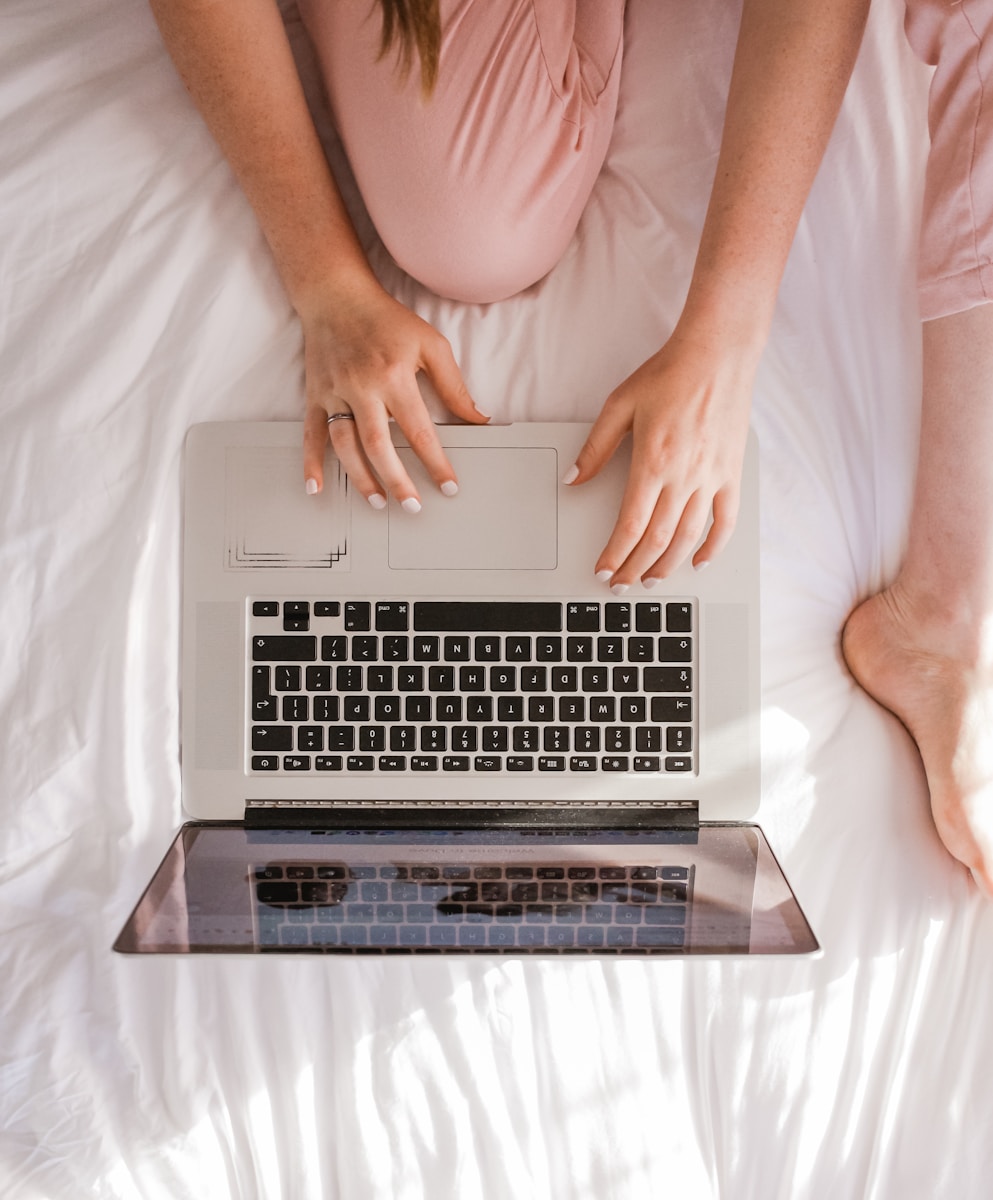 donna che usa il MacBook Pro
