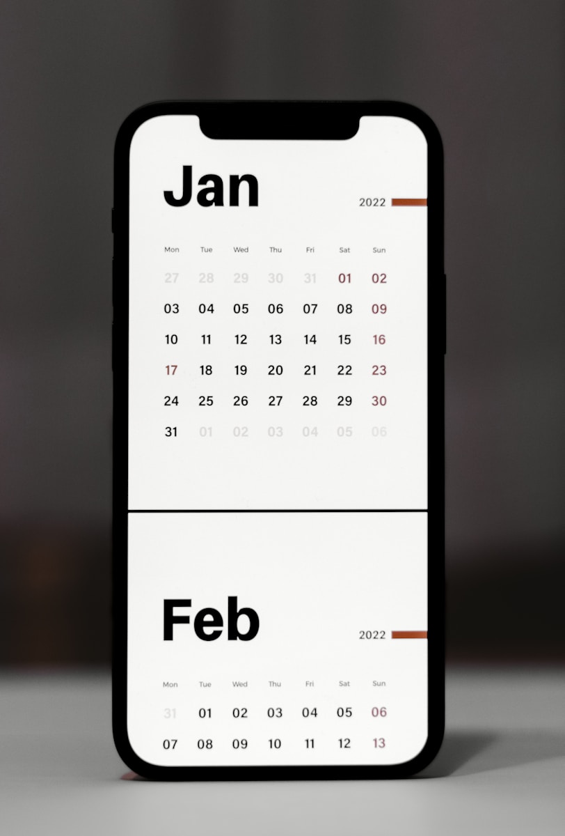 una funda de teléfono con calendario encima de una mesa