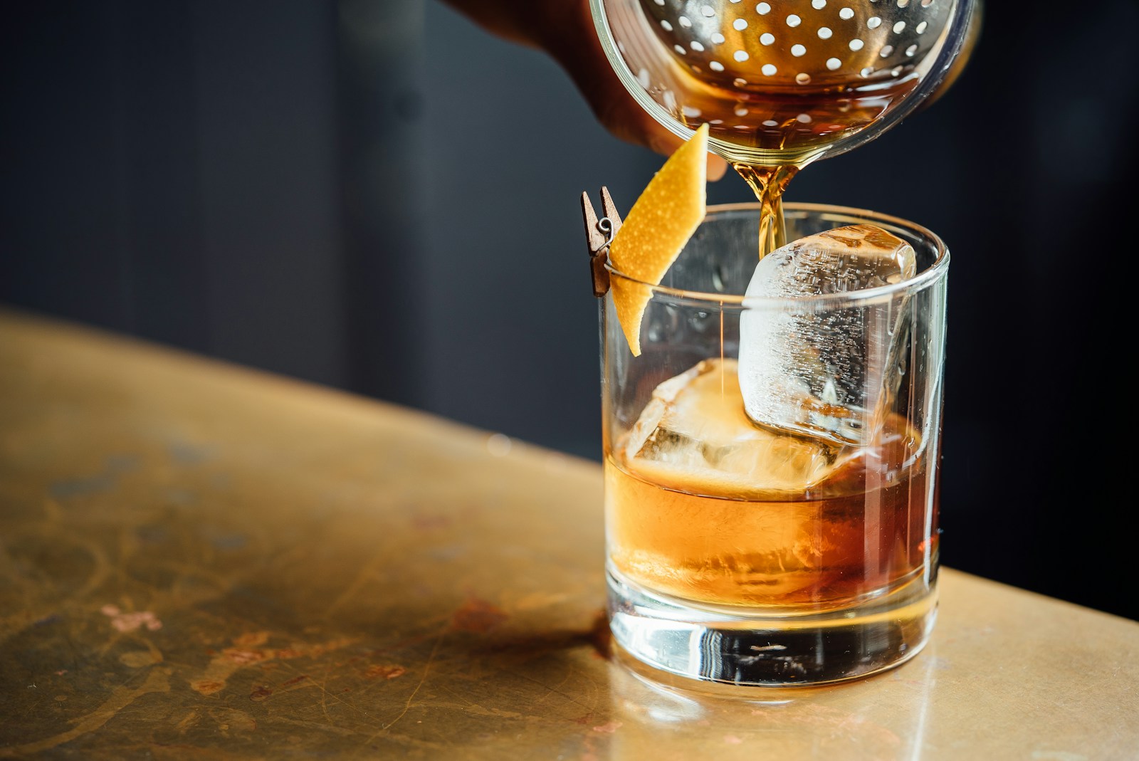 Versamento di liquore su bicchiere trasparente