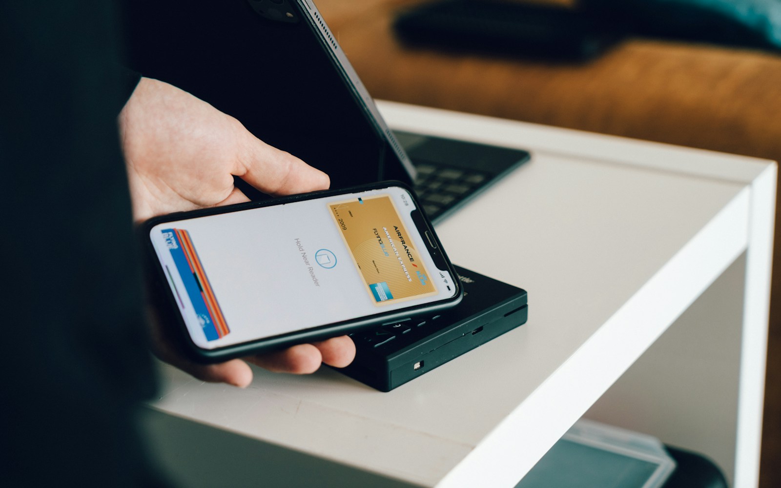 persona che tiene in mano uno smartphone android nero